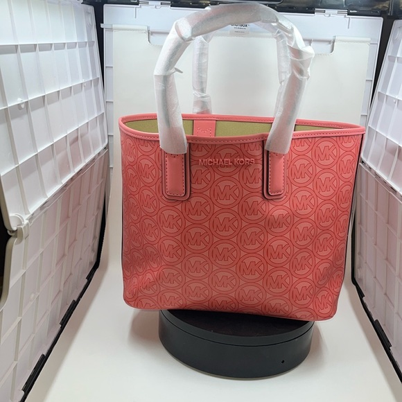 Michael Kors Handbags - 💯 BNWOT Micheal Kors Purse